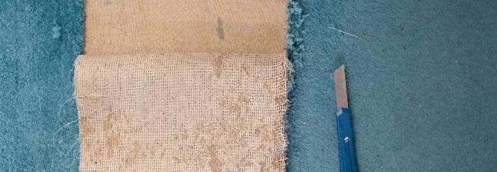Teppichboden entfernen mit Teppichmesser